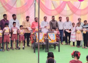 महात्मा फुले व डॉ.बाबासाहेब आंबेडकर जयंतीनिमित्त बांभोरी येथे शालेय साहित्याचे वाटप