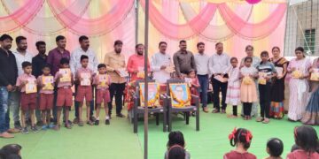 महात्मा फुले व डॉ.बाबासाहेब आंबेडकर जयंतीनिमित्त बांभोरी येथे शालेय साहित्याचे वाटप