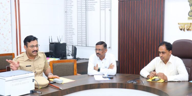 जिल्ह्यातील वाढते रस्ते अपघात थांबविण्यासाठी विविध उपाययोजना करणार-जिल्हाधिकारी आयुष प्रसाद