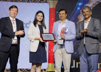 मॉडर्न  प्लास्टिक्स   इंडिया आंतरराष्ट्रीय संस्थेद्वारा शकुंतला जैन यांना ‘लाईफ टाईम अचिव्हमेंट’ पुरस्काराने गौरव तर जेबी प्लास्टोकेमचे अध्यक्ष अविनाश जैन यांचाही झाला सन्मान