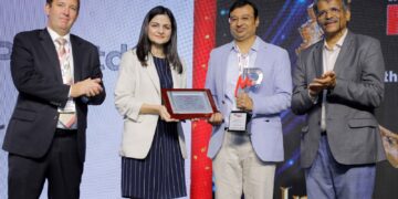 मॉडर्न  प्लास्टिक्स   इंडिया आंतरराष्ट्रीय संस्थेद्वारा शकुंतला जैन यांना ‘लाईफ टाईम अचिव्हमेंट’ पुरस्काराने गौरव तर जेबी प्लास्टोकेमचे अध्यक्ष अविनाश जैन यांचाही झाला सन्मान