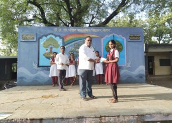 लोहारा विद्यालयात विद्यार्थिनींना मोफत शालेय  बस पासेस वाटप