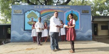 लोहारा विद्यालयात विद्यार्थिनींना मोफत शालेय  बस पासेस वाटप