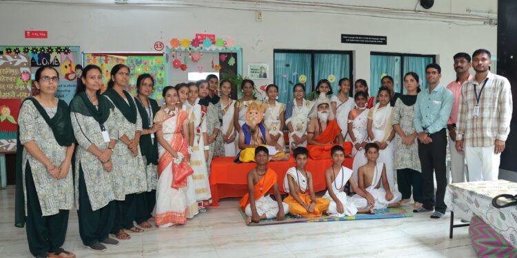 गोदावरी इंग्लिश मीडियम सीबीएसई शाळेत गुरुपौर्णिमेचा कार्यक्रम उत्साहात साजरा