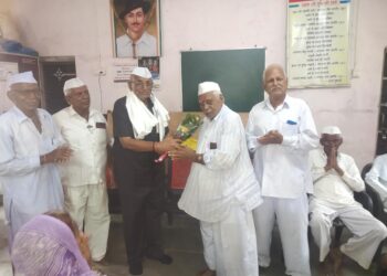 लोहारा येथे ज्येष्ठ नागरिक संघाला सेवानिवृत्त उपमुख्यकार्यकारी अधिकारी श्री व्ही आर नाईक यांची भेट