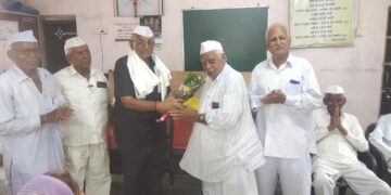 लोहारा येथे ज्येष्ठ नागरिक संघाला सेवानिवृत्त उपमुख्यकार्यकारी अधिकारी श्री व्ही आर नाईक यांची भेट