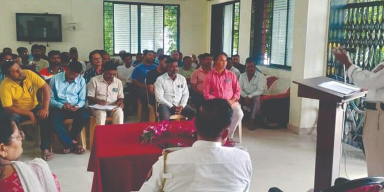 स्कूल बसच्या’ वाहन चालकांनी समजावून घेतले वाहतुकीचे नियम