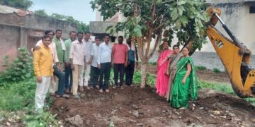 मुलीच्या वाढदिवसानिमित्ताने वडिलांनी शाळेत लावले वडाचे झाड