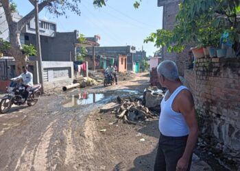 पहूर – एकुलती रस्त्याची दुरवस्था जागोजागी खड्डे ; साईड पट्टया नसल्याने वाहन चालकांची कसरत