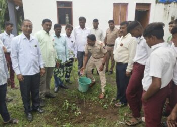 लोहारा पोलीस दूरक्षेत्र परिसरात वृक्षारोपण