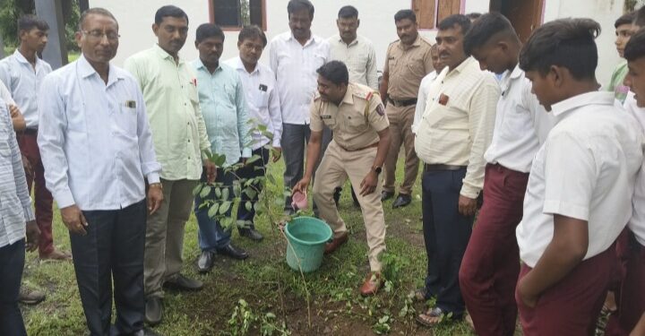 लोहारा पोलीस दूरक्षेत्र परिसरात वृक्षारोपण