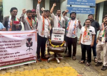 तापी पाटबंधारे विकास महामंडळमधील भ्रष्टाचाराविरोधात राष्ट्रवादी युवक काँग्रेस शरदचंद्र पवार चे”भ्रष्टाचांऱ्याचा सन्मान..हाच अधिकांऱ्याचा मान”आंदोलन