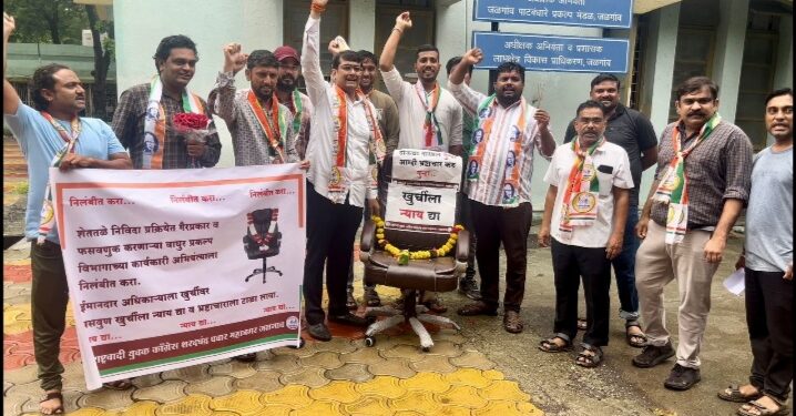 तापी पाटबंधारे विकास महामंडळमधील भ्रष्टाचाराविरोधात राष्ट्रवादी युवक काँग्रेस शरदचंद्र पवार चे”भ्रष्टाचांऱ्याचा सन्मान..हाच अधिकांऱ्याचा मान”आंदोलन