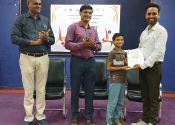 योगासना स्पर्धेत अनुभूती स्कूलच्या विवेक सूर्यवंशी याला सिल्वर मॅडेल