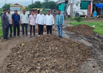 एक फोन.. साहेब, आंदोलनाची वेळ येऊ देऊ नका.. अधिकाऱ्यांनी लागलीच केली रस्त्याची डागडुजी
