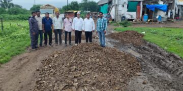 एक फोन.. साहेब, आंदोलनाची वेळ येऊ देऊ नका.. अधिकाऱ्यांनी लागलीच केली रस्त्याची डागडुजी