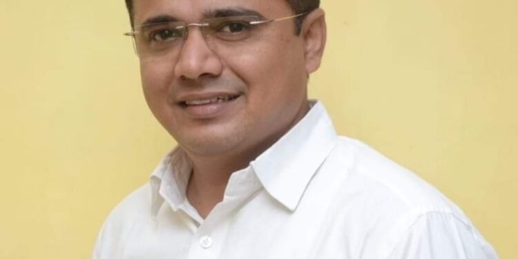 किरण लाडवंजारी यांना गुणवंत कर्मचारी पुरस्कार जाहीर