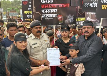 बदलापूर घटनेच्या निषेधार्थ रस्त्यावर उतरल्या प्रहारच्या रणरागिणी!