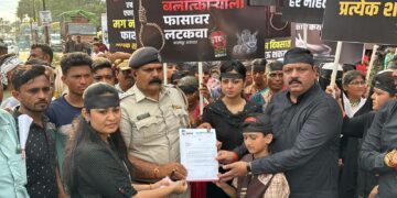 बदलापूर घटनेच्या निषेधार्थ रस्त्यावर उतरल्या प्रहारच्या रणरागिणी!