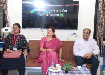 सामाजिक न्याय विभागाच्या मुलींच्या वसतीगृहात महिला आयोगाच्या अध्यक्ष जातात तेंव्हा….!!