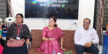 सामाजिक न्याय विभागाच्या मुलींच्या वसतीगृहात महिला आयोगाच्या अध्यक्ष जातात तेंव्हा….!!