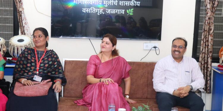 सामाजिक न्याय विभागाच्या मुलींच्या वसतीगृहात महिला आयोगाच्या अध्यक्ष जातात तेंव्हा….!!