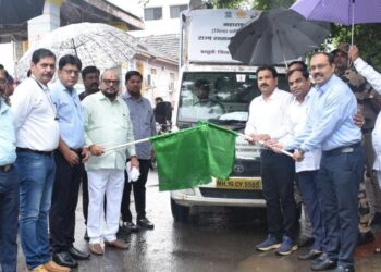 सामाजिक न्याय विभागाच्या योजनांचा  एलईडी चित्ररथातून जिल्ह्यात जागर;पालकमंत्री गुलाबराव पाटील यांच्या हस्ते झेंडा दाखवून झाला प्रारंभ