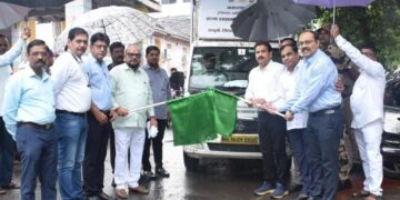 सामाजिक न्याय विभागाच्या योजनांचा  एलईडी चित्ररथातून जिल्ह्यात जागर;पालकमंत्री गुलाबराव पाटील यांच्या हस्ते झेंडा दाखवून झाला प्रारंभ