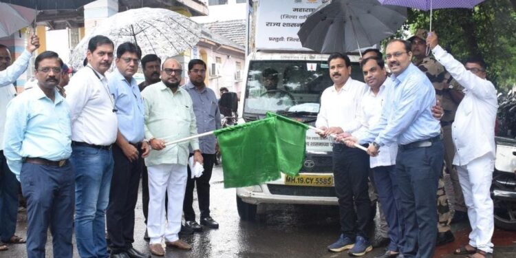 सामाजिक न्याय विभागाच्या योजनांचा एलईडी चित्ररथातून जिल्ह्यात जागर;पालकमंत्री गुलाबराव पाटील यांच्या हस्ते झेंडा दाखवून झाला प्रारंभ