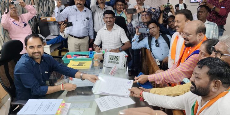 सुमारे २० हजार जनसागराच्या साक्षीने शिवसेना नेते ना. गुलाबराव पाटलांचा अर्ज दाखल