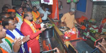 माझ्या विजयासह महायुतीचे सरकार येऊ दे ; गुलाबराव पाटलांचे पद्मालय येथिल बाप्पाला साकडे