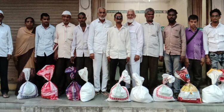 दिव्यांग साधना संघ परिवारास मुस्लिम मन्यार बिरादरीतर्फे दिवाळी शिधा वाटप