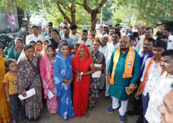 शिवसेनेचे प्रभावी नेते गुलाबराव पाटील यांचा तडाखेबाज प्रचार;महिलांनी घरोघरी आरती करुन केले औक्षण