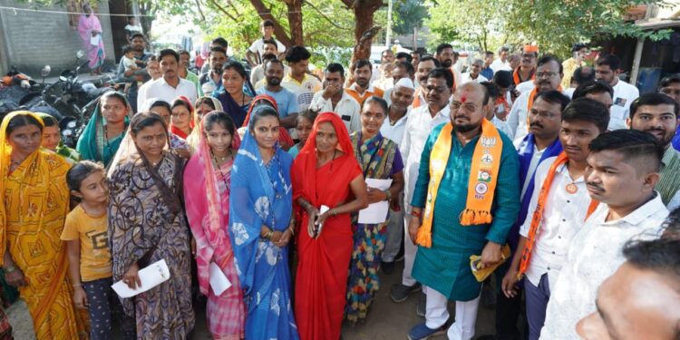 शिवसेनेचे प्रभावी नेते गुलाबराव पाटील यांचा तडाखेबाज प्रचार;महिलांनी घरोघरी आरती करुन केले औक्षण