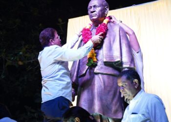 सरदार वल्लभभाई पटेल यांच्या पुतळ्याला आ. भोळे यांनी माल्यार्पण करून केले अभिवादन ;भारतरत्न सरदार पटेल जयंती उत्सव समितीतर्फे कार्यक्रम
