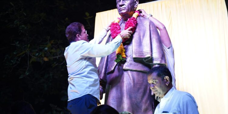 सरदार वल्लभभाई पटेल यांच्या पुतळ्याला आ. भोळे यांनी माल्यार्पण करून केले अभिवादन ;भारतरत्न सरदार पटेल जयंती उत्सव समितीतर्फे कार्यक्रम
