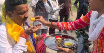 अपक्ष उमेदवार डॉ अश्विन सोनवणे यांनी नागरिकांशी साधला संवाद ; प्रचार रॅलीवर फुलांची उधळण