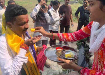 अपक्ष उमेदवार डॉ अश्विन सोनवणे यांनी नागरिकांशी साधला संवाद ; प्रचार रॅलीवर फुलांची उधळण