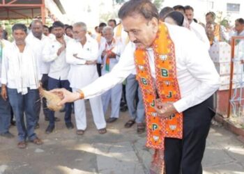 मंत्री गिरीष महाजन यांनी प्रचाराचं नारळ फोडून केली प्रचाराला सुरुवात; मंत्री गिरीष महाजन म्हणाले विजय निश्चित