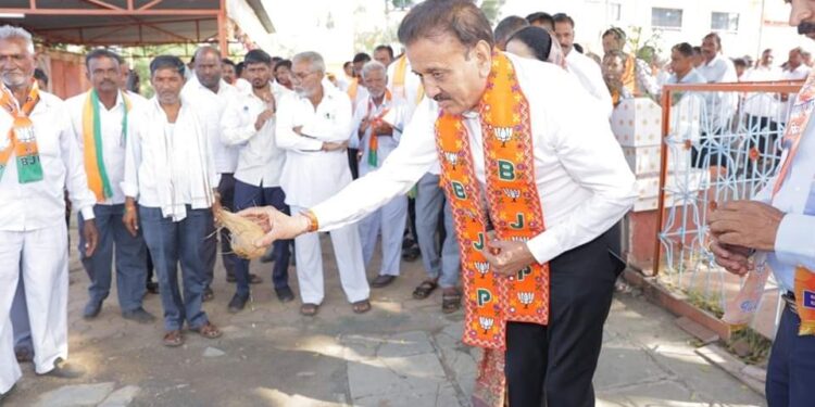 मंत्री गिरीष महाजन यांनी प्रचाराचं नारळ फोडून केली प्रचाराला सुरुवात; मंत्री गिरीष महाजन म्हणाले विजय निश्चित