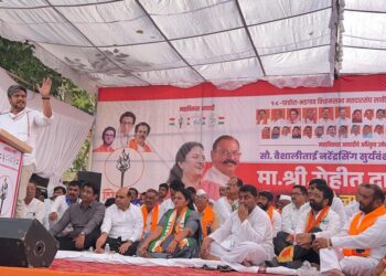 जातीपाती, धर्मा-धर्मामध्ये भांडण लावून स्वतःची राजकीय पोळी भाजणाऱ्या महायुतीला तडीपार करा ;महाविकास आघाडीच्या उमेदवार सौ. वैशालीताई यांच्या प्रचारार्थ सभेत आ. रोहित पवारांचे आवाहन