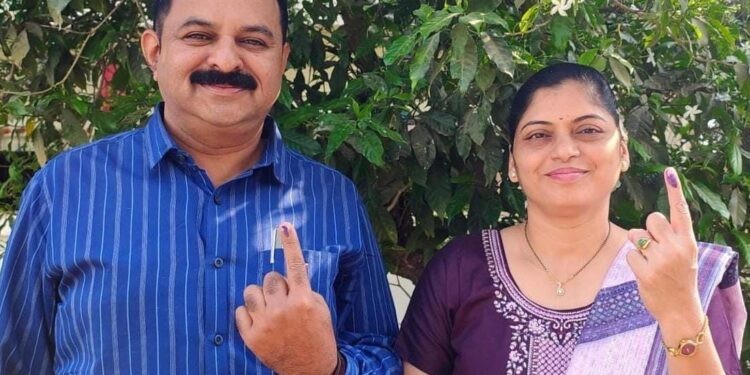 तालुका आरोग्य अधिकारी “डॉ. राजेश सोनवणे यांनी सपत्नीक बजावला मतदानाचा हक्क”