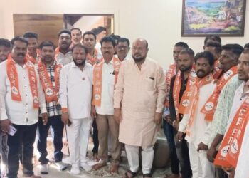 गुलाबराव पाटील यांच्या नेतृत्वाखाली शिवबंधन बांधुन असोद्याच्या असंख्य युवकांचा शिंदे गटाच्या शिसेनेत प्रवेश