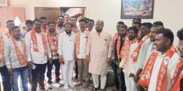 गुलाबराव पाटील यांच्या नेतृत्वाखाली शिवबंधन बांधुन असोद्याच्या असंख्य युवकांचा शिंदे गटाच्या शिसेनेत प्रवेश