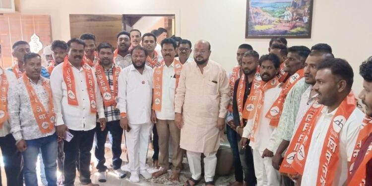 गुलाबराव पाटील यांच्या नेतृत्वाखाली शिवबंधन बांधुन असोद्याच्या असंख्य युवकांचा शिंदे गटाच्या शिसेनेत प्रवेश