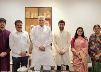 आ. राजूमामा भोळे यांनी सहकुटुंब घेतली माजी मंत्री सुरेशदादांची भेट;निवडणुकीतील विजयासाठी घेतला आशीर्वाद