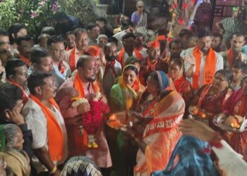 गुलाबराव पाटील यांना विदगाव- फुपणी – गाढोदा परिसरातील शेकडो लाडक्या बहिणींनी केले औक्षण