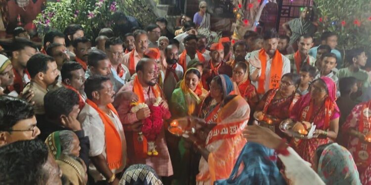 गुलाबराव पाटील यांना विदगाव- फुपणी – गाढोदा परिसरातील शेकडो लाडक्या बहिणींनी केले औक्षण
