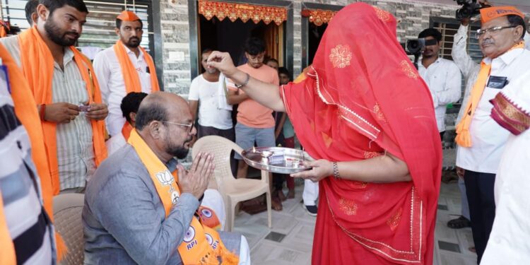 “गुलाबराव पाटील येणून जास्तीत जास्त मतेशी जीकान लायर “- बंजारा तांडा वासियांचा निर्धार !