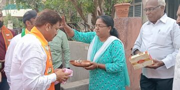 भगिनींनी भरविला “विजयाचा पेढा”, महायुतीचे उमेदवार आ. राजूमामा भोळे यांच्या प्रचाराने घेतला वेग